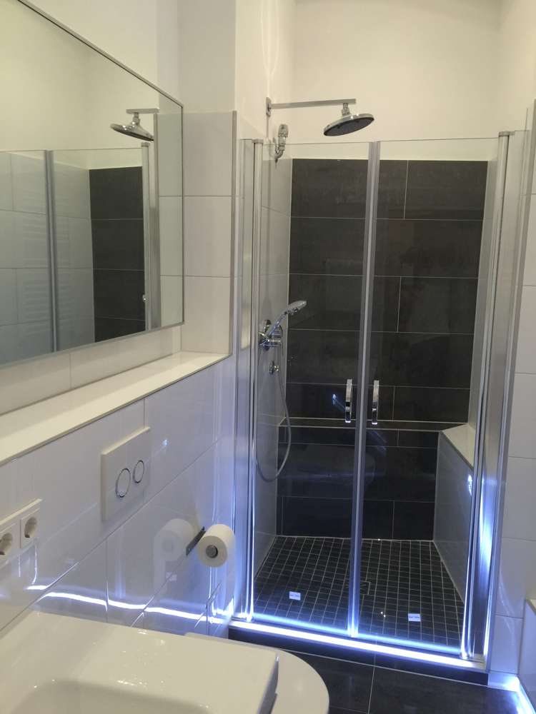 Aluprofil-LED-Lichtleiste eingefliest als beleuchteter Einstieg in Dusche